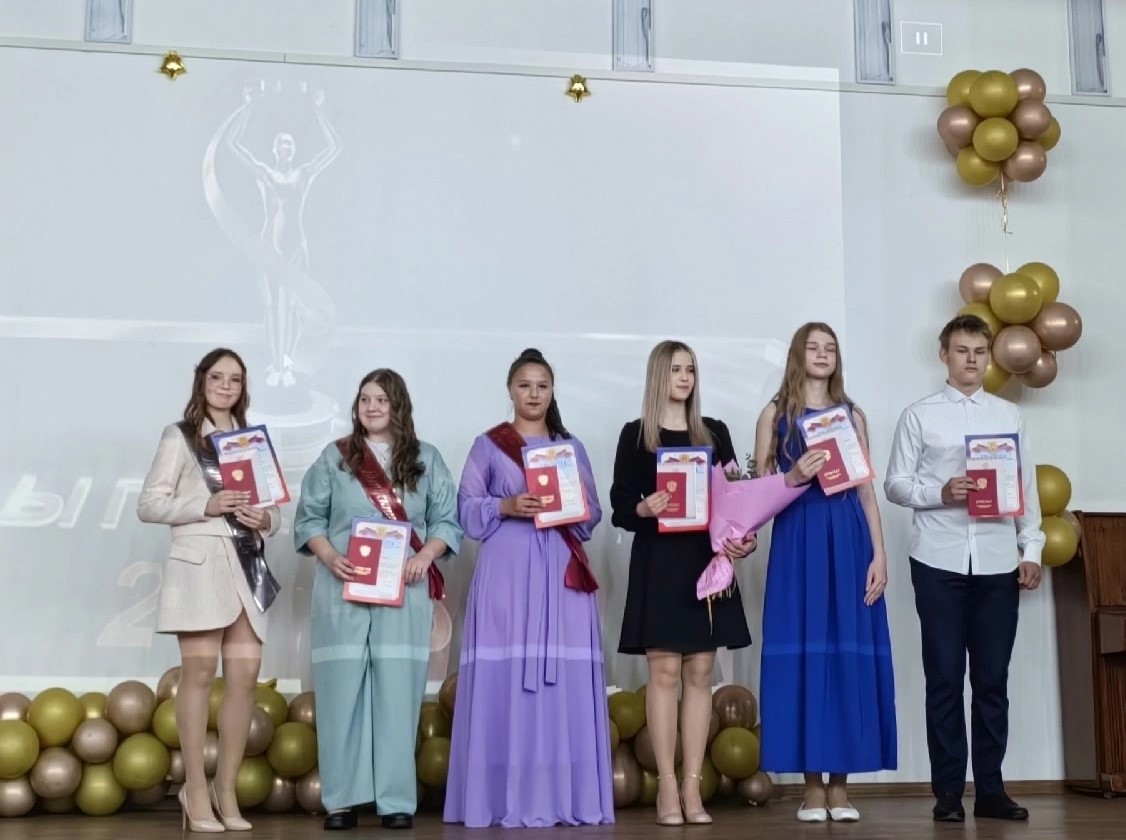 Девятиклассники получают аттестаты.