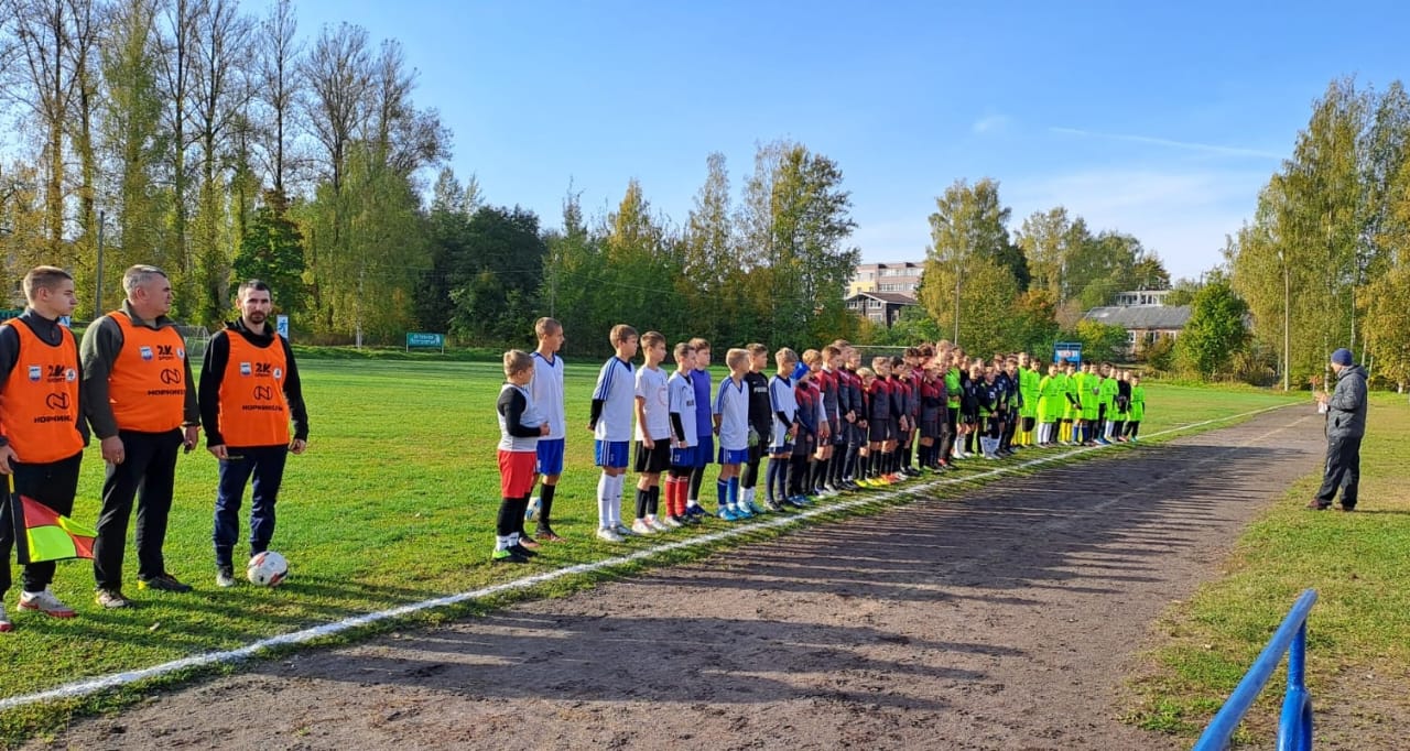 Соревнования по футболу.