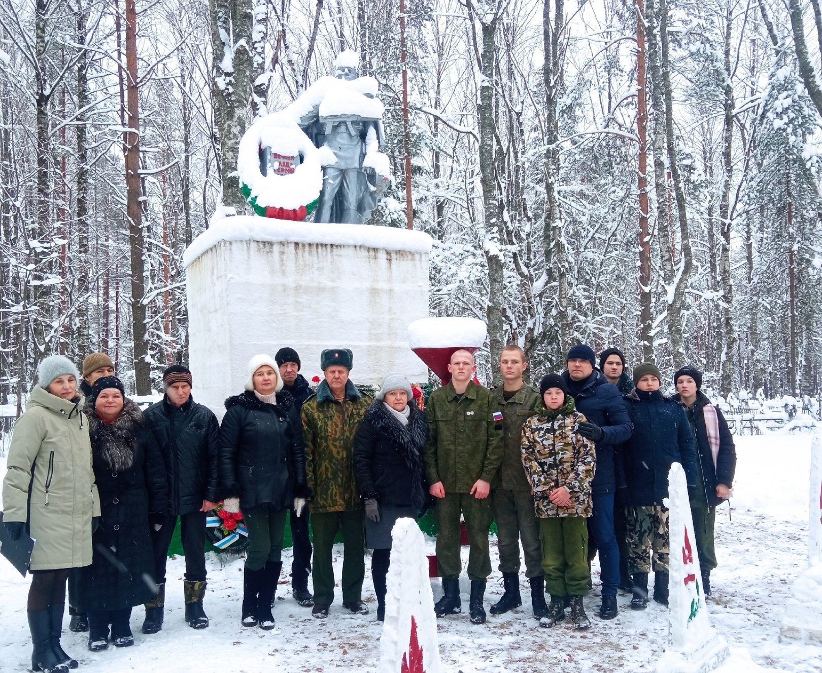 Возложение цветов у обелиска воина Красной Армии.