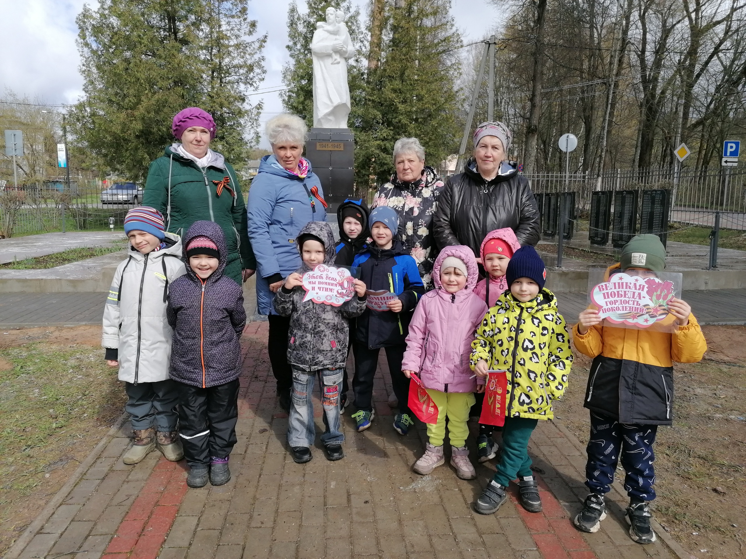 «По памятным местам посёлка».