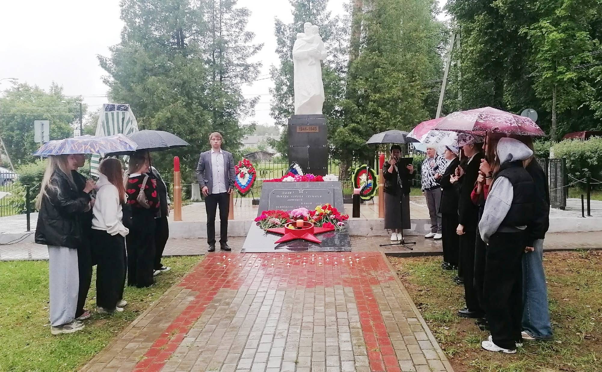 В сквере п. Кулотино прошла акция «Свеча памяти».