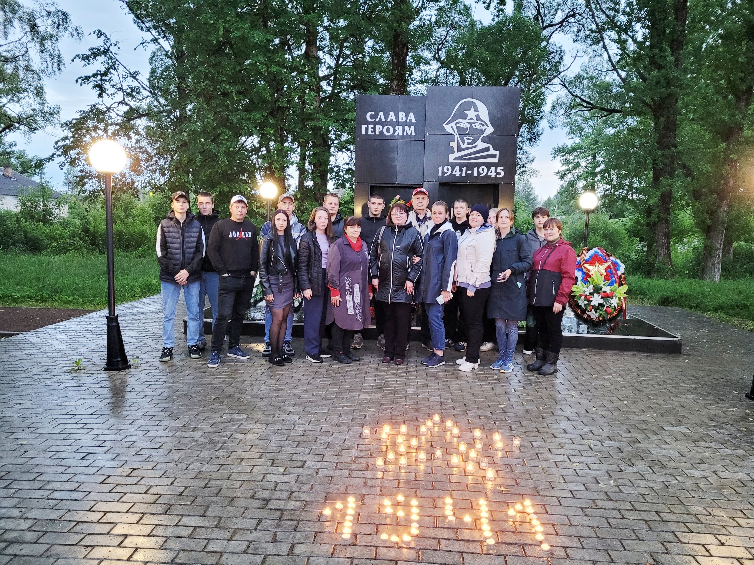 21 июня в поселке Угловка у Обелиска павшим воинам прошла Всероссийская акция &quot;Свеча памяти&quot;.