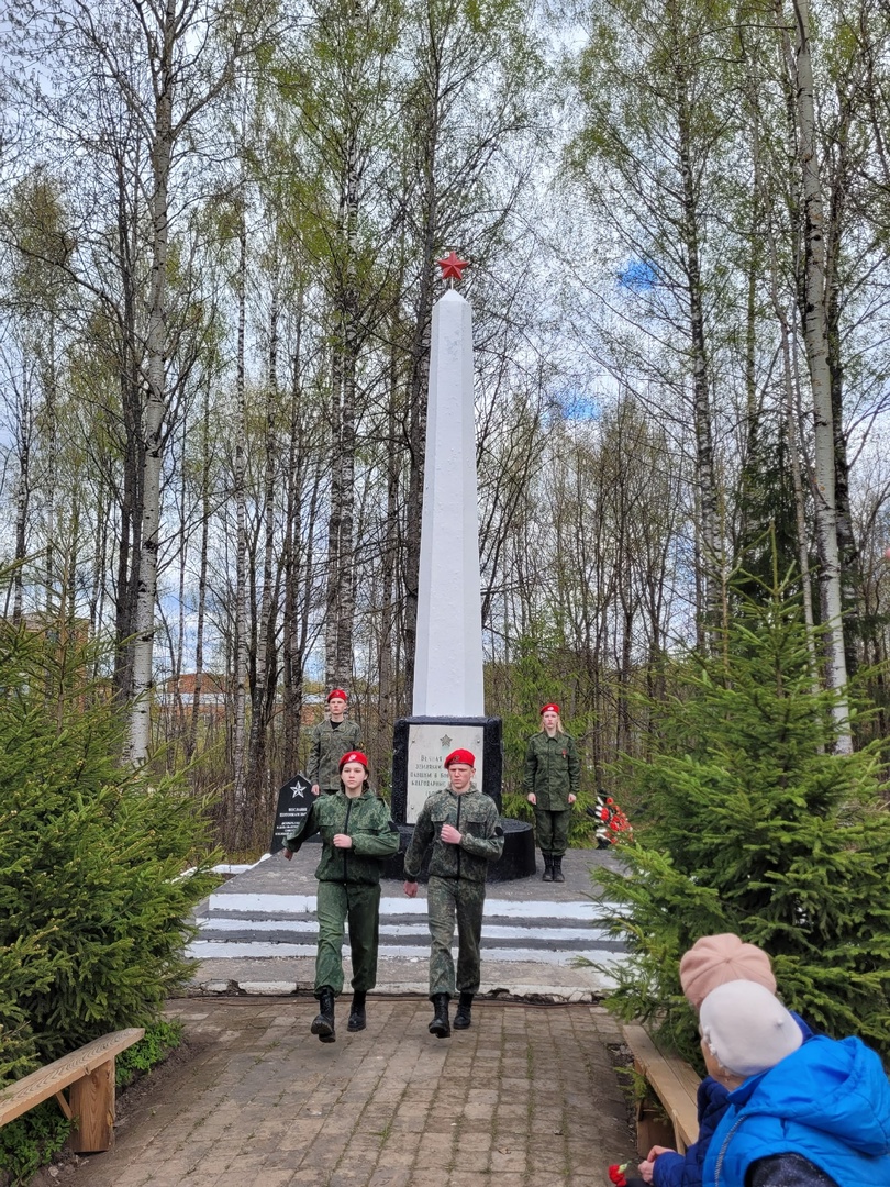 Всероссийская Вахта памяти у стелы «Землякам - Окуловцам, павшим в боях за Родину от благодарных бумажников» (1941- 1945 гг.).