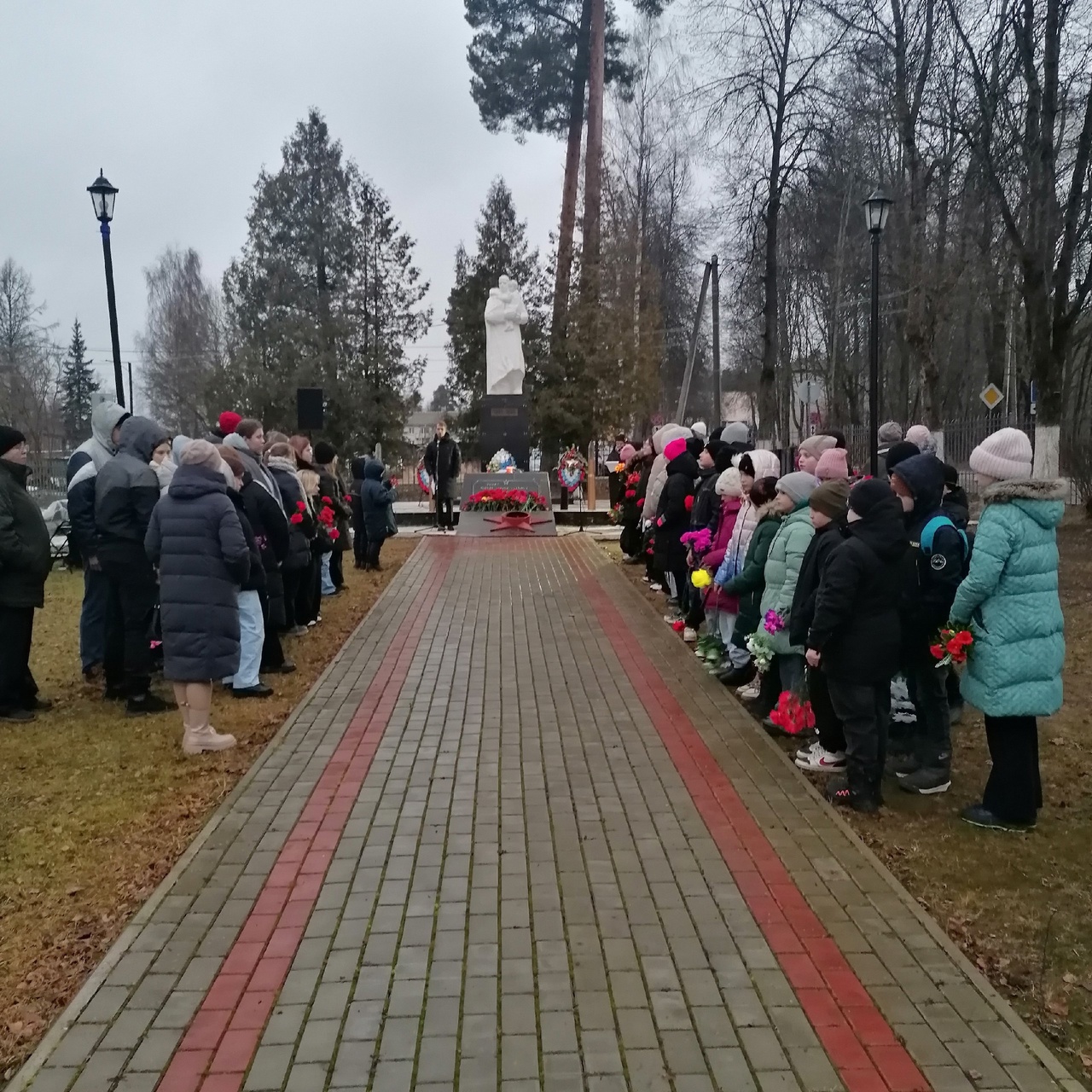 В Кулотинском городском поселении память погибших солдат почтили в сквере у памятника.