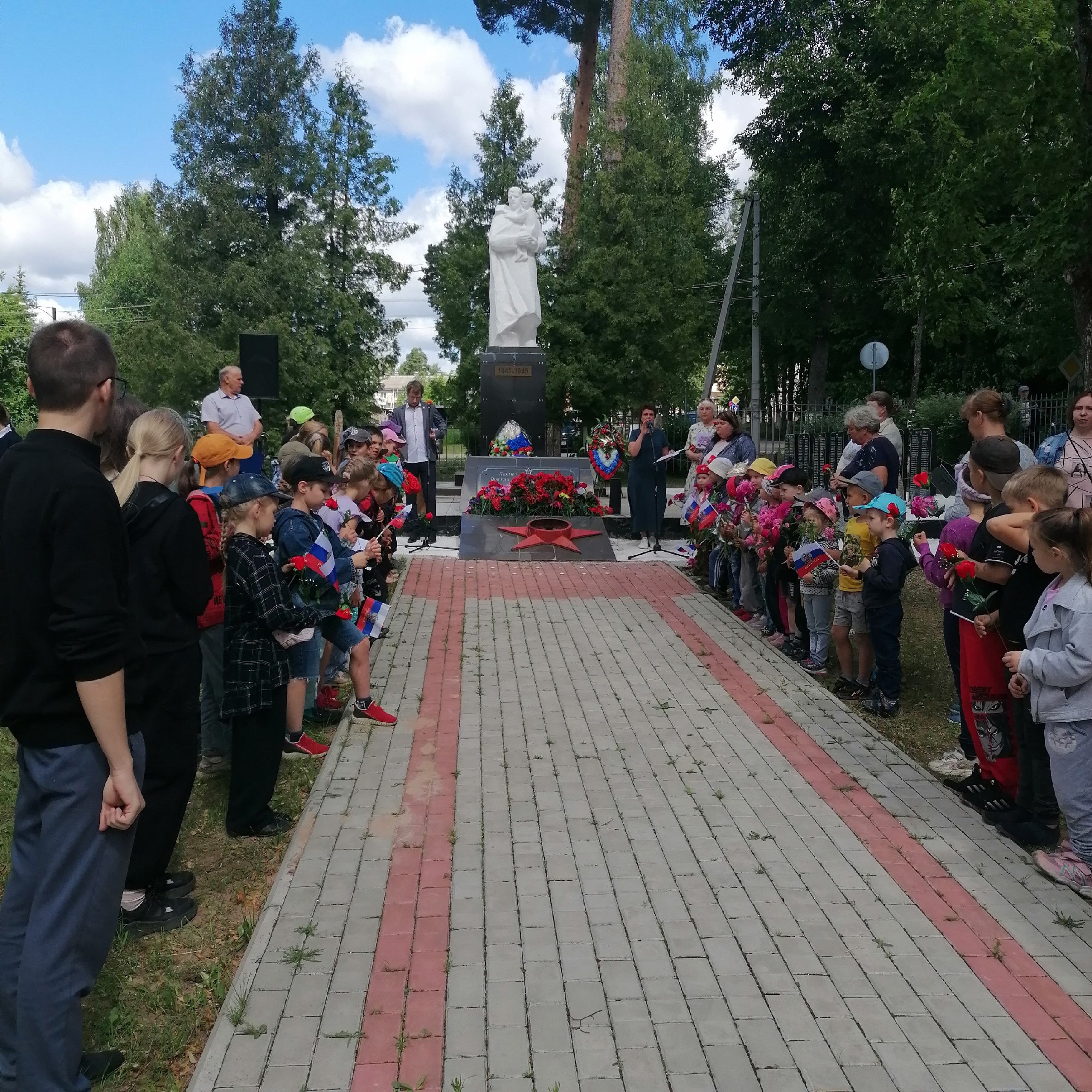 В Кулотинском поселении в сквере состоялся митинг &quot;Помним всех поименно&quot;.