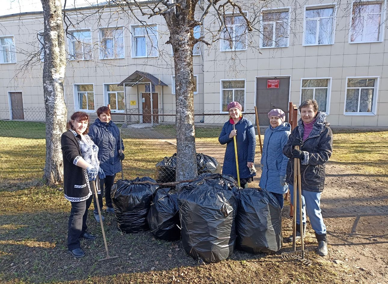 В Окуловке продолжается месячник по благоустройству.