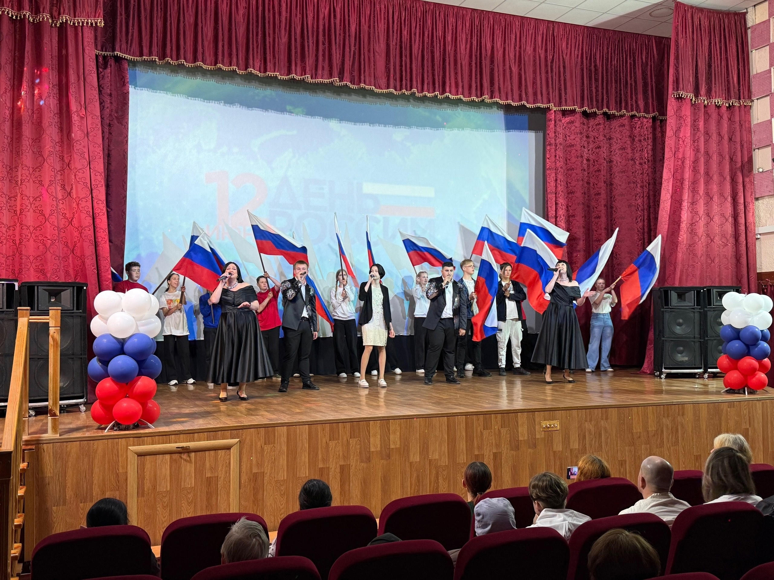 Прошли праздничные мероприятия ко Дню России.