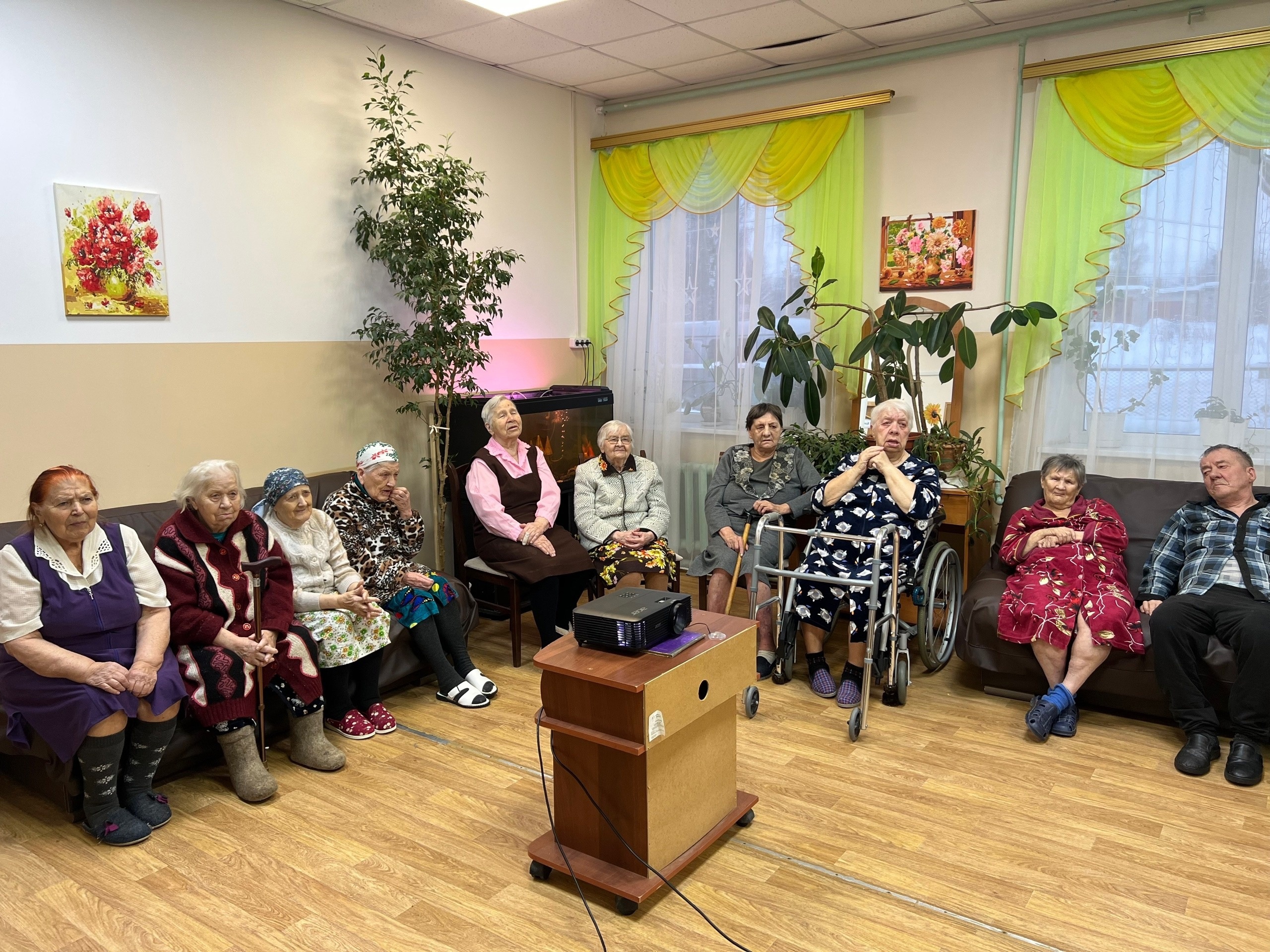 Сотрудники Окуловского краеведческого музея им. Н.Н. Миклухо-Маклая побывали в гостях у жителей Дома ветеранов.