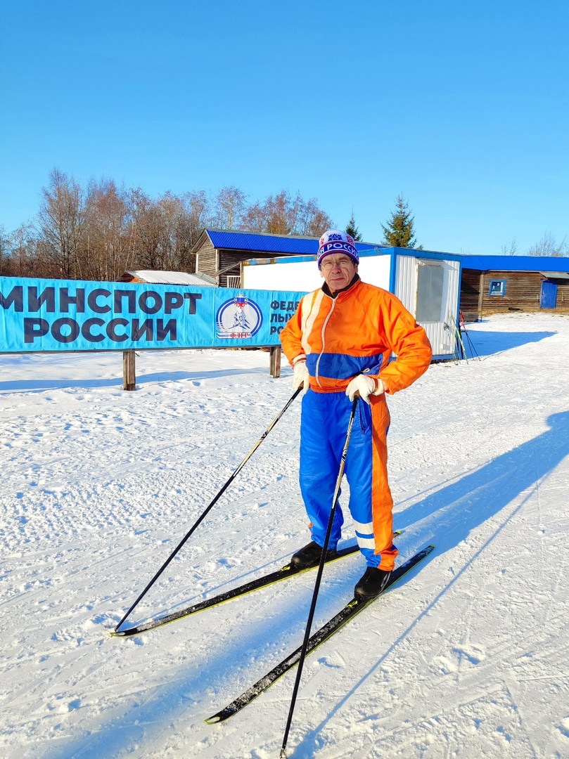 &quot;Серебряные&quot; жители города Окуловка регулярно катаются на лыжах.