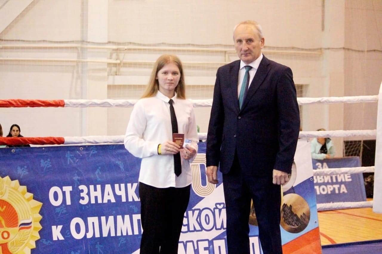 Вручение серебряного знака Всероссийского физкультурно-спортивного комплекса «Готов к труду и обороне» (ГТО).