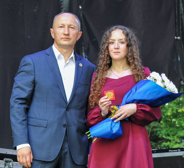 Золотая медалистка на областном выпускном. Золотая медалистка на областном выпускном.