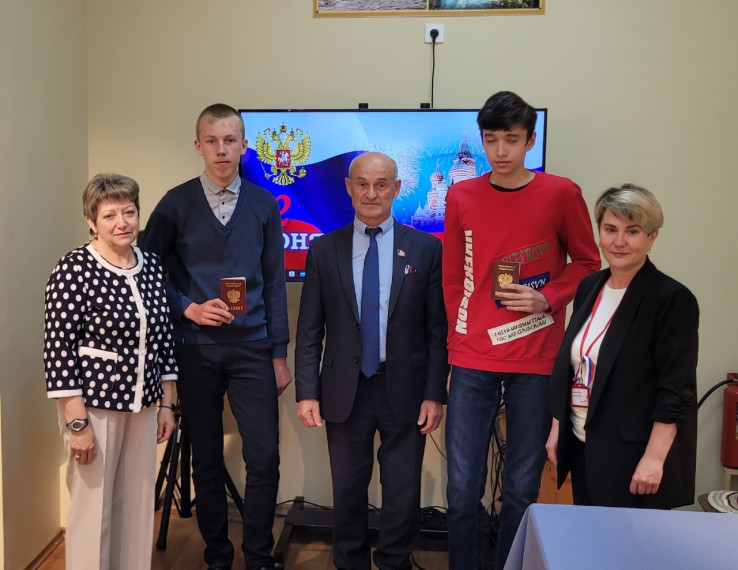 Торжественное вручение паспортов юным гражданам нашего города. Торжественное вручение паспортов юным гражданам нашего города.