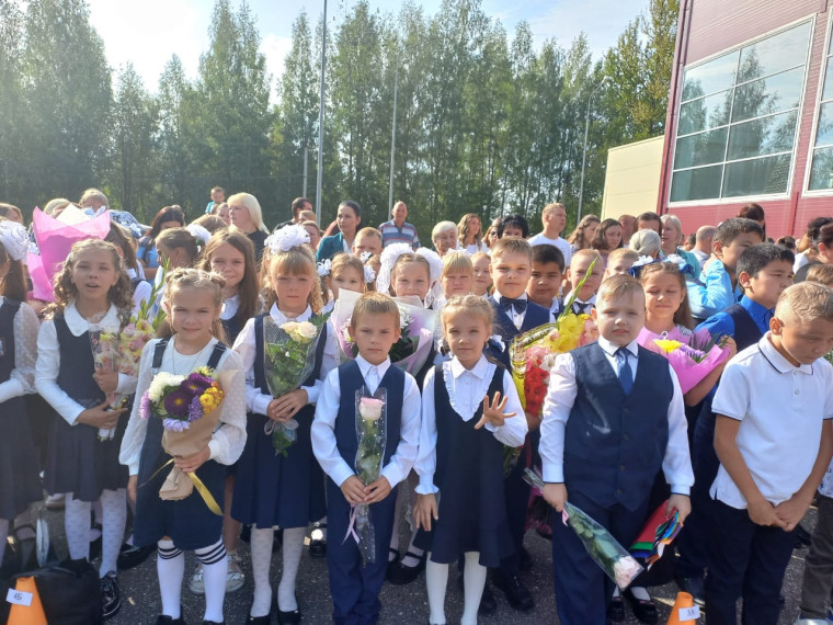 В школах прошли торжественные линейки, посвящённые Дню знаний. В школах прошли торжественные линейки, посвящённые Дню знаний.