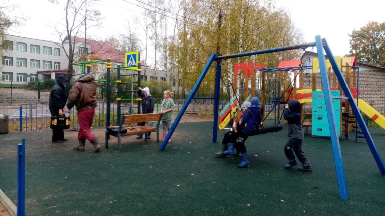 Выполнены работы по обустройству детских площадок на территории Окуловского городского поселения. Выполнены работы по обустройству детских площадок на территории Окуловского городского поселения.